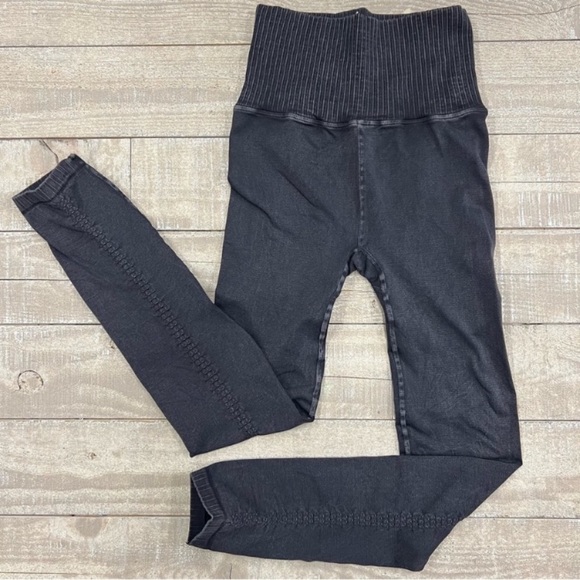 ✨NWOT Free People Movement Good Karma High Waist 7/8 Leggings Black Mineral Wash - Picture 2 of 10